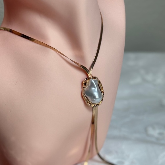 Stylish Gold Necklace with White Pearl Pendant - Picture 5 of 6